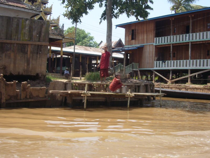 Travel - Myanmar - Inle Lake - First Boat Trip - Canal-side life